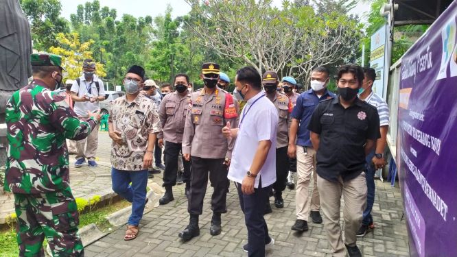 Kapolres tiba di Gereja disambut Romo Matius dan Romo Lamma